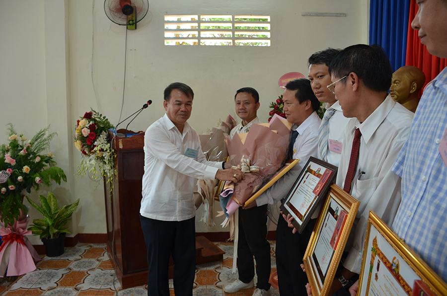 cao su việt l&agrave;o