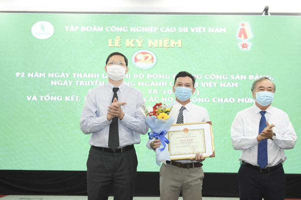 cao su việt l&agrave;o