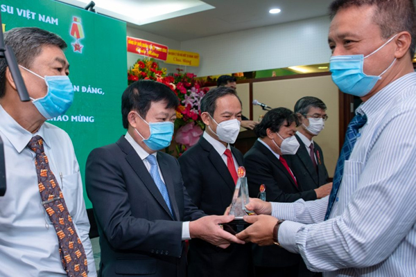 cao su việt l&agrave;o